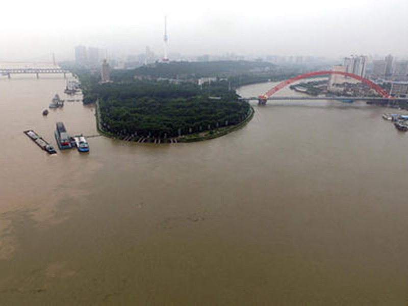 湖北省長(zhǎng)江黃石市段暗道污水處理調(diào)研，地底暗埋管濃度較高的污水直達(dá)長(zhǎng)江