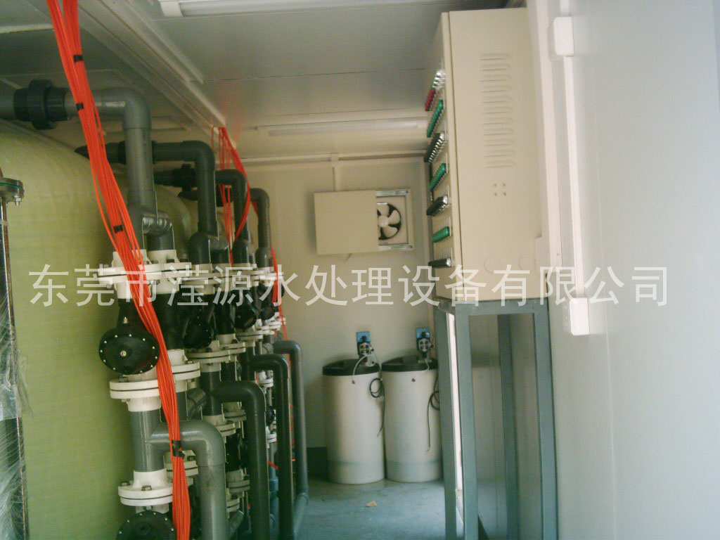 /></p><p>“中國海監(jiān)3015”船1500噸級，2012年9月開工建造，2014年1月在廣州交船，3月28日剛剛開回天津。“中國海監(jiān)3015”船是我國首艘交付使用的省級較大噸位維權(quán)執(zhí)法專用船。</p><p>“中國海監(jiān)3015”船不但配備了通導(dǎo)、強聲強光、高壓水炮和光電取證直升機飛行甲板等優(yōu)秀設(shè)備，具有過硬的海洋環(huán)保執(zhí)法能力，而且本身在設(shè)計上就十分環(huán)保，從自身杜絕了海洋五大污染源之一的船舶污染。</p><p>    該船較大限度實現(xiàn)節(jié)能減排，同時設(shè)置了反滲透海水淡化裝置，每天能提供10噸生活淡水。工作生活污水、廢熱水和垃圾都能夠在船內(nèi)特定設(shè)備上進行回收或循環(huán)利用，不會傾倒污染海水。</p><p>    中國海監(jiān)天津市總隊總隊長吳樹軍介紹，“中國海監(jiān)3015”船的正式入列，極大提升本市海洋行政執(zhí)法能力，有效查處違法使用海域、損害海洋環(huán)境和資源、破壞海洋公共設(shè)施等行為。</p><p>    “中國海監(jiān)3015”船由中船重工第701研究所設(shè)計，2012年9月21日在中船黃埔文沖造船有限公司開工建造。該船總長88.9米，型寬12.2米，設(shè)計排水量1750噸，定員50人，續(xù)航力為5000海里，自持力為40晝夜，設(shè)計航速不小于20節(jié)，并配有直升機飛行甲板及艦面系統(tǒng)。該船的設(shè)計和建造綜合考慮了海上執(zhí)法取證、航行安全、海上救助和消防、生活居住等要素，布局合理、外形整體協(xié)調(diào)流暢、功能完備，配置了通導(dǎo)、強聲強光、高壓水炮、光電取證等優(yōu)秀設(shè)備，設(shè)置了直升機起降平臺及助降設(shè)備。該船在節(jié)能環(huán)保方面亮點頗多：船上設(shè)置<a href=http://www.m96964.com/products/>反滲透海水淡化裝置</a>，每天能提供10噸生活淡水。設(shè)置有兩臺處理能力3000L/天的<a href=http://www.m96964.com/chunshuishebei/>生活污水處理裝置</a>，工作生活污水能得到及時有效地處理。通過冷卻水廢熱供熱單元、多功能換熱單元和熱水/電輔雙熱源熱水爐實現(xiàn)廢熱水可循回利用。</p><p> </p></div>
						<div   id=