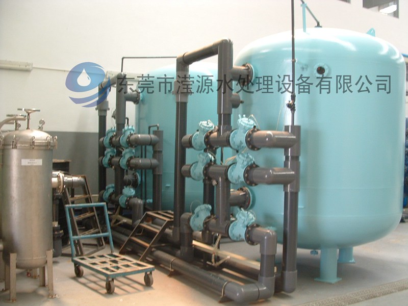  width=580 height=460 /><br /></div><div>應(yīng)用范圍：系列全自動(dòng)軟水器：可廣泛應(yīng)用于蒸汽鍋爐、熱水鍋爐、交換器、蒸發(fā)冷凝器、空調(diào)、直燃機(jī)等系統(tǒng)的補(bǔ)給水的軟化。還可用于賓館、飯店、寫(xiě)字樓、公寓、家居等生活用水的處理及食品、飲料、釀酒、工業(yè)鍋爐、熱交換器、空調(diào)、洗衣、印染、化工、醫(yī)藥、沐浴設(shè)備及食品、制藥、電子等行業(yè)的軟化水處理</div><div><br /></div><div>全自動(dòng)軟化水是將軟化器運(yùn)行及再生的每一個(gè)步驟實(shí)現(xiàn)軟水自動(dòng)控制，并采用時(shí)間、流量或其它感應(yīng)器等方式來(lái)啟動(dòng)再生。全自動(dòng)軟水器裝置的基本構(gòu)成為：FLECK或Autotrol多路控制閥、樹(shù)脂罐（含001＊7樹(shù)脂）、鹽箱及管路系統(tǒng)。軟水機(jī)除去水中過(guò)多的鈣鎂離子，通過(guò)離子交換的方式，達(dá)到除垢的目的。</div></div>
						<div   id=